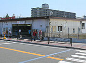 田園都市線「梶が谷」駅まで532m、駅北側はお隣の溝の口から続くマンション群、南側は丘陵地を宅地開発した旧分譲地が広がり、ともに閑静な住宅街になっています。