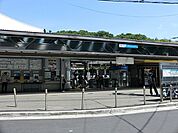 小田急線「読売ランド前」駅まで1042m、周辺は閑静な住宅街です。駅名になっている遊園地までは少し距離があり、バスが運行されています。