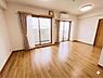 リビング/ダイニング：大きな窓が2面に広がっており、お部屋の隅々まで明るい日差しが差し込んでいます。外の光をしっかり取り込めるため、日中は照明がいらないほどの心地よい空間になっています！※AIによる画像加工を行っております