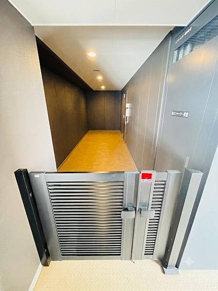 専用門扉を備えたプライベート感あふれる玄関ポーチです。共用部から独立しており、防犯性やプライバシー面も安心。落ち着いた照明が、高級感のあるアプローチ空間を演出します。