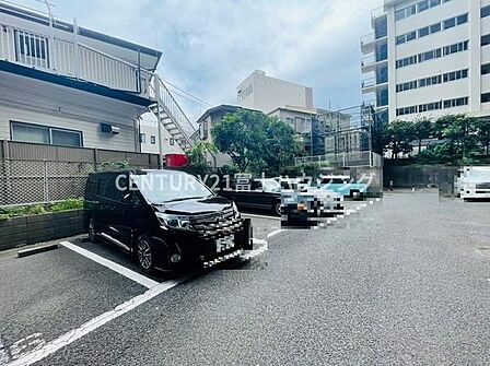 広々した停めやすい駐車場です