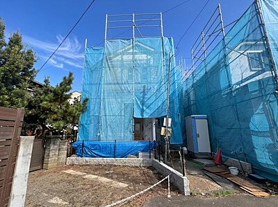 外観:完成が楽しみな建築中の新築一戸建て物件です。新しい設備と綺麗な住環境で快適に暮らし始められます。※AIによる画像加工を行っております。 外観:完成が楽しみな建築中の新築一戸建て物件です。新しい設備と綺麗な住環境で快適に暮らし始められます。※AIによる画像加工を行っております。
