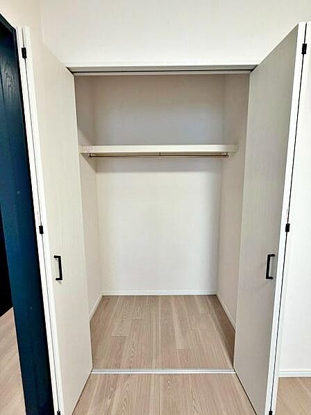 【収納】ハンガーパイプと上部棚を備えた洋室内クローゼット。丈の長いコートやワンピースもそのまま収納可能です。
