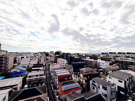 【現地からの眺望】バルコニーから見た眺めです。高層階につき眺望良好。