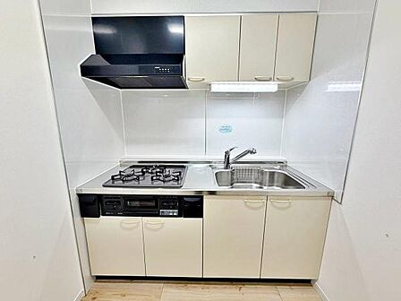 【キッチン】上下収納を備えた収納力豊富なキッチン。調理器具や食器類をすっきり整理できます。