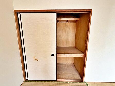 【収納】和室には押入収納がついており、布団や座布団など収納が可能です。
