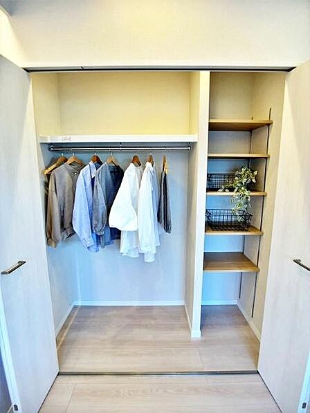 【収納】クローゼット+可動棚付きで洋服から小物までスッキリ収納できるマルチクローゼット。