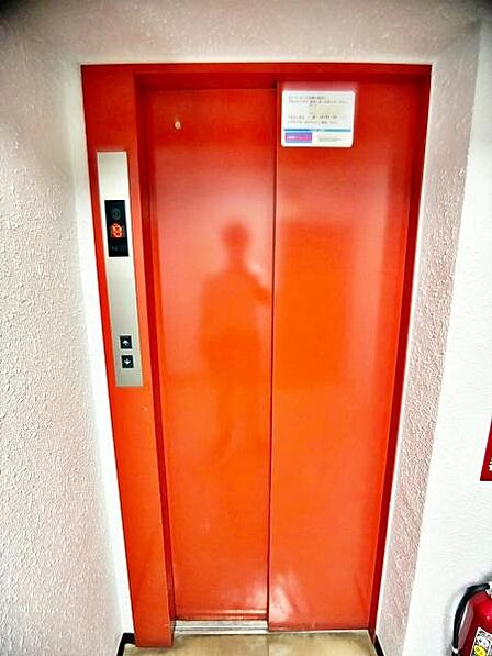 【エレベーター】マンションにはエレベーターを備えており、日々の移動やお買い物後もスムーズです。