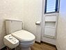 トイレ：清潔感のあるシンプルなトイレ空間です。温水洗浄便座を備えており日々の利用に便利です。小窓が設置されており自然光が差し込みやすい設計です。収納スペースも確保されています。