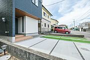 前面道路は広さがあり車の出し入れも便利です。
