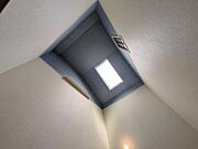 天窓から自然光が差し込みホールが明るい印象となり、開放的な空間を演出しています。天井が高く圧迫感のない造りです。
