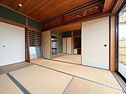 障子やふすまを取り入れた伝統的な和の空間です。天井や欄間の木目が美しく落ち着いた雰囲気があります。大きな窓からは自然光が入り開放感を感じられます。