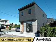 シンプルでモダンな外観が印象的な住宅です。直線的なデザインが際立ち落ち着いた雰囲気を感じられます。大きな窓が日当たりの良さを演出しています。周囲の住宅とも調和した佇まいです。