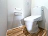 トイレ：窓があり明るく換気のできるトイレです。手洗い一体型のトイレはお手入れもしやすく、使い勝手も配慮されています。