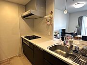 光がたっぷり差し込む明るい空間に、シンプルなキッチンが映えるおしゃれな対面式キッチン。リビングを見渡せる配置で、家族との会話を楽しみながら調理ができます。収納力もあり、毎日の家事を快適にサポート♪