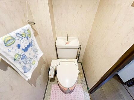 トイレには温水洗浄便座が備わっており快適にご利用いただけます。手洗い付きタンクが設置されているのも嬉しいポイント!