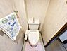 トイレ：トイレには温水洗浄便座が備わっており快適にご利用いただけます。手洗い付きタンクが設置されているのも嬉しいポイント！