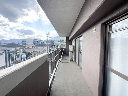 広々としたバルコニーで開放感ある景色が望めます♪