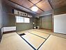 和室：2階8帖の和室（茶室）です。趣のある和室は落ち着いた雰囲気を演出します。天井や障子のデザインも特徴的でひと味違った雰囲気を楽しめます。