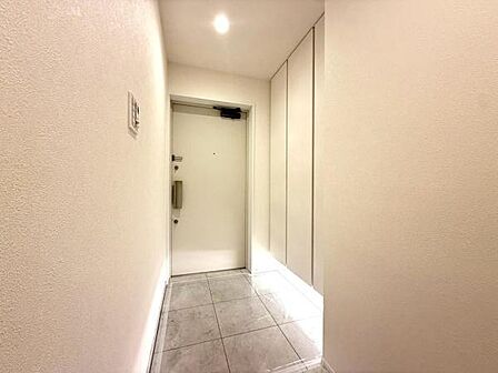 「帰るたびに、ほっとする。」玄関は、外の世界と家をつなぐ場所。だからこそ、清潔感とゆとりを大切に。“ただいま”の瞬間から、暮らしの快適さが始まります。