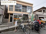 守口寺方本通郵便局まで994m、振り込みや発送がすぐにできて便利です。郵便、貯金、保険など暮らしに欠かせないことを取り扱っている地域の味方です。