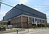 周辺：守口市立樟風中学校まで1200m、校舎は新しく、設備が整っています。中庭やライトウェル、高窓が設けられ、自然光と通風を取り入れた明るく開放的な校舎です。