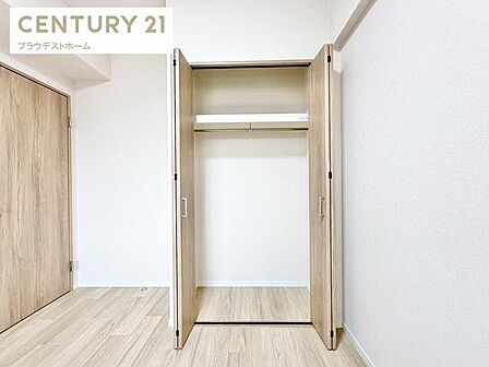 各居室にクローゼットを設けており、衣類やバッグ、季節物までしっかり収納可能です。ハンガーパイプ付きで使い勝手も良く、お部屋を広々と保てます。収納力があることで生活感を抑えます。