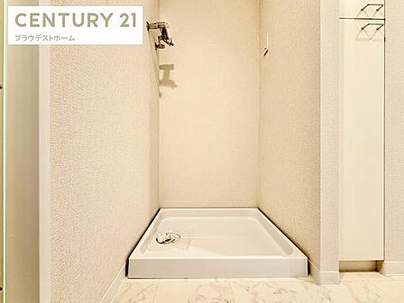 室内に洗濯機置場と洗濯パンを設置。水漏れ対策にも配慮されており、安心して洗濯機をご利用いただけます。毎日の家事を快適にサポートする便利な設備です。