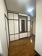 【玄関ホール】収納豊富です。空室につき、室内ご見学が可能です！お気軽にお問い合わせください。