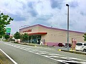 ファッションセンターしまむら坂田店まで826m、日常普段着を気軽にお買い物できるファッションセンター！取り扱い種類も豊富です。近くにあると便利！