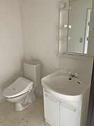 バス・トイレ別です◆トイレットペーパーや小物を置くスペースも確保できます！