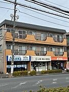 【角部屋×最上階】上尾市民体育館の道路向かい・1Fは店舗の3Fのお部屋エアコン付き！キッチンは2方向に窓あり～南向きバルコニー