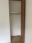 ハンガーパイプが付いているので衣類をたっぷり収納できます！下部には収納ケースを置いてスッキリお部屋を使うことができそうです！
