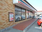 ファミリーマート上尾上平公園南店まで828m、ちょっとしたお買い物に。スーパーの営業時間外やATM引き出しもできるので徒歩圏内にあると良いですね。