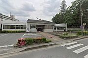 伊奈町立図書館まで233m、町立図書館で、住宅街に立地しており、いつも地元の人で賑わっています。ガラス窓の大きな図書館で開放的な雰囲気です。