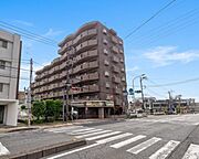 ≪5F角部屋×ペット可≫オートロックや宅配BOXなどセキュリティ・利便設備も充実◎ペットとご一緒にお住まいいただけます！玄関前ポーチには専用トランクルーム付きです。