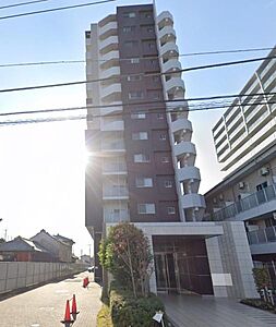 外観：JR高崎線「鴻巣」駅徒歩8分！南東向き角部屋の4LDKで5階からの眺望も良好。エレベーター・オートロック・宅配BOX完備で、ペットと暮らせる快適マンションです～