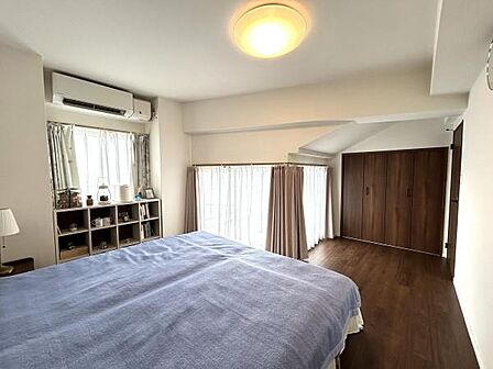 ≪9.7帖主寝室≫海外移住のため、家具家電をほぼそのままお渡しできます◎詳細はお気軽にお問い合わせください。2面採光で光が差し込み、大型クローゼットも備えた収納力のあるお部屋です。