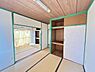 和室：約5帖の和室です。天袋付きの押入があります。和室が2部屋あるため、寝室と客間のように使い分けることもできますね。隣の約6帖の和室と襖でつながっています。襖を開ければ、2部屋をひと続きで使えます。