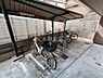 その他：屋根付きの自転車置き場が設置されています。雨の日でも自転車をしっかり保管できます。区画が分けられており駐輪しやすいのが特徴です。舗装された床面で清潔感があります。安心して駐輪ができる環境です。