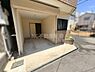 駐車場：建物に直結した駐車場で天候の影響を受けにくい設計です。道路からの出入りがしやすい形状になっています。駐車スペースには余裕があり車の乗り降りもスムーズに行えます。