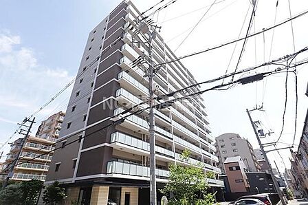 堂々とした外観が印象的なマンションです。複数のバルコニーがアクセントとなり統一感のあるデザインが魅力です。周辺には建物が整然と建ち並び街並みに溶け込んでいます。