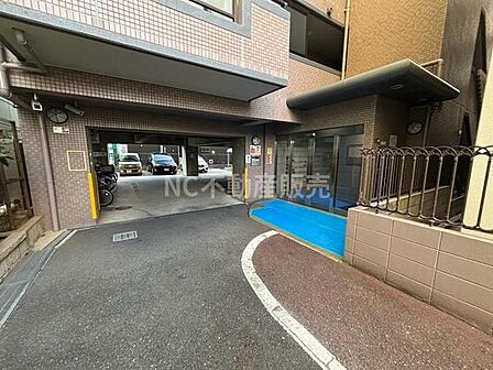 敷地内に駐車スペースが確保されており車の出入りもスムーズに行えます。屋根付きエリアなので天候に左右されにくいのも特長です。周囲の道路も整備され使い勝手が良い印象です。自転車置き場も併設されています。