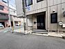 その他：建物が道路に面しており出入りがしやすい立地です。前面道路は幅があり車両の通行もスムーズに行えます。周囲は落ち着いた雰囲気で住宅街の中に位置しています。建物外観も整った印象です。