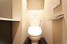 トイレ：清潔感のあるトイレ空間です。壁に設置された操作パネルで快適にご利用いただけます。ペーパーホルダーもスタイリッシュです。収納棚も設けられており便利にお使いいただけます。