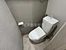 トイレ：落ち着いたカラーの内装でまとめられたトイレ空間です。コンパクトなスペースながらも設備がしっかり整っています。手洗い付きのタンクも備わっており使い勝手が考えられています。