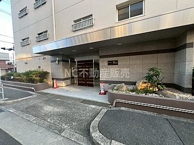 外観：清潔感のあるエントランスが整えられています。植栽スペースが設けられ落ち着いた雰囲気です。外観はしっかりとした造りで安心感があります。入口付近はバリアフリー設計となっています。