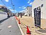 外観：現地土地写真から開放感のある角地が印象的です。周囲は落ち着いた街並みが広がっています。電柱や電線も整然と配置されています。道路に面しているため車両の出入りもしやすそうです。