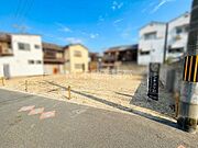 現地土地写真の通り周囲には住宅が立ち並んでいます。明るく開放的な雰囲気が広がる土地です。道路に面していて車の出入りもスムーズです。現地でご自身の理想を形にしやすい区画です。
