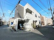 シンプルなデザインの外観が印象的です。角地に位置しており建物の存在感があります。青空と調和した明るい色合いで周辺との調和も感じられます。
